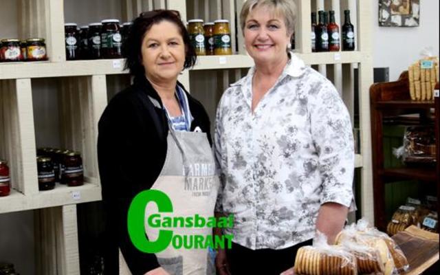 Tiekie van Biljon, eienares van The Farmladyâ€™s Shed saam met haar regterhand Christine Jefferies.