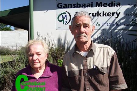 JJ (Cobus) en June Malan, die bure langs die brandende huis in Franskraal Karavaanpark, het bykans die hele nag buite spandeer om te verhoed dat verdere skade aan hul eie huis aangerig word.  