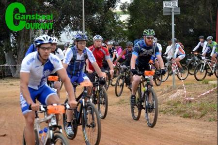 â€˜n Groep bergfietsryers spook sake uit tydens â€˜n vorige Uitdaag-pretdag.
