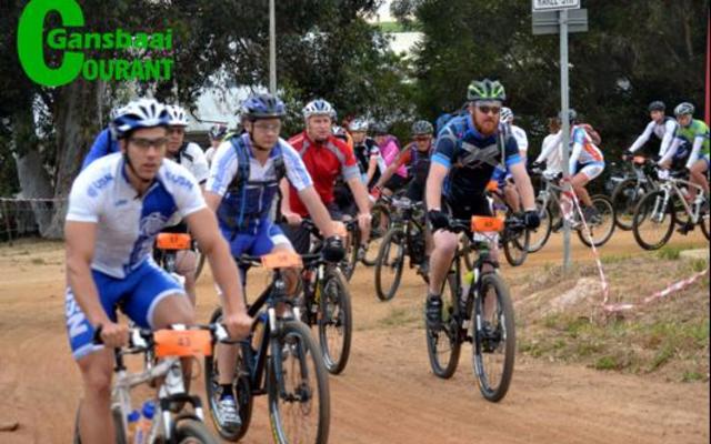 â€˜n Groep bergfietsryers spook sake uit tydens â€˜n vorige Uitdaag-pretdag.