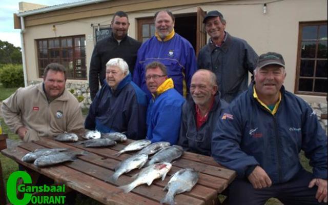 Die â€œoesâ€ van die Overberg Kus-hengelkompetisie wat â€˜n beter â€œVistelling as Boktellingâ€ was. Voor vlnr Stephen Ashlin, Dawie Toua, Sihan Toua, Eric Coetzee en Oubaas Lesch. Agter vlnr Anthony Malley, Frans Claassen (voorsitter) en Johan van Romburgh.