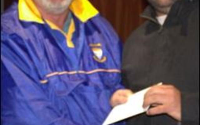 Anthony Malley (regs) ontvang sy wenprys van Frans Claasen (voorsitter) vir die swaarste vis (Galjoen, 1.12kg) en swaarste sak (2.04kg).