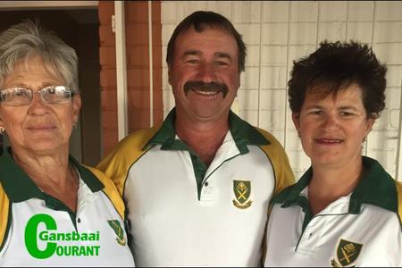 Overberg Jukskeispelers, waarby Gansbaaiers ingesluit was, het uitstekend tydens die Jukskei Meesterstoernooi in Kroonstad presteer.  Vlnr is Toeks Moore, Jako Botes en Carina Botha. 