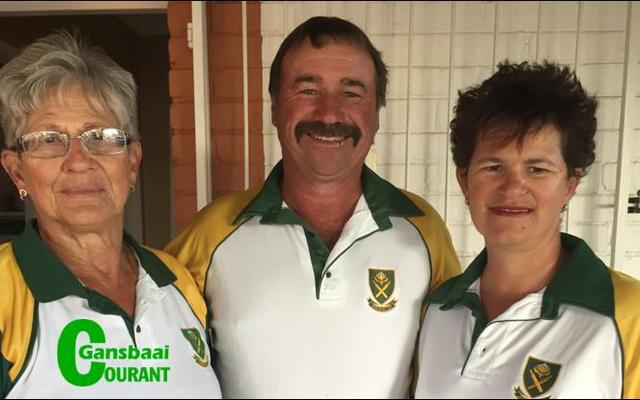 Overberg Jukskeispelers, waarby Gansbaaiers ingesluit was, het uitstekend tydens die Jukskei Meesterstoernooi in Kroonstad presteer.  Vlnr is Toeks Moore, Jako Botes en Carina Botha. 