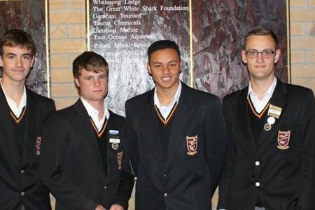 Gansbaai Academia het vier knap aandelekenners opgelewer wat onder die land se vyf bestes in die JSE/ Liberty Life Investment Challenge geÃ«indig het. Vlnr mnr. Tommy Wilson (skoolhoof), Andre Lourens, Jacques Prins, Llewellyn Davids en Heinrich van der Merwe  hier saam met hul onderwyser, mnr WJ Phillips.