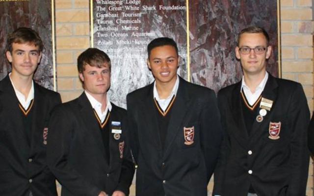 Gansbaai Academia het vier knap aandelekenners opgelewer wat onder die land se vyf bestes in die JSE/ Liberty Life Investment Challenge geÃ«indig het. Vlnr mnr. Tommy Wilson (skoolhoof), Andre Lourens, Jacques Prins, Llewellyn Davids en Heinrich van der Merwe  hier saam met hul onderwyser, mnr WJ Phillips.