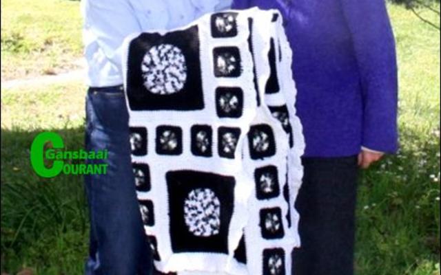 Luise Boeddinghaus, die wenner van â€˜n uitgelote swart en wit kombers, ontvang die kombers van Overstrand se voormalige Uitvoerende  Burgemeester, Raadsdame Nicolette Botha-Guthrie.