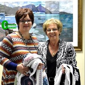 â€˜n Opgewonde Doret Taljaard, ontvang haar kleurvolle, handgemaakte hekelkombers van Overstrand se voormalige Uitvoerende Burgemeester, Raadsdame Nicolette Botha-Guthrie wat sy in â€˜n loting gewen het.