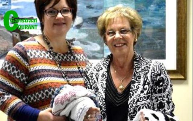â€˜n Opgewonde Doret Taljaard, ontvang haar kleurvolle, handgemaakte hekelkombers van Overstrand se voormalige Uitvoerende Burgemeester, Raadsdame Nicolette Botha-Guthrie wat sy in â€˜n loting gewen het.