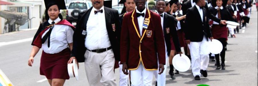 Die matrikulante van Gansbaai Academia het die â€œVryheid van die Dorpâ€ geniet tydens hul laaste skooldag.Â  Hier neem die hoofmeisie, Sonja-Lee Spandiel en hoofseun, Analo Yawe vir oulaas hul leiersposisies in, met die skoolhoof, mnr Tommie Wilson trots in die middel.Â  Die matrikulante het met hul laaste eksamen begin voordat hulle die grootmenswÃªreld betree. Ons beste wense vergesel hulle.