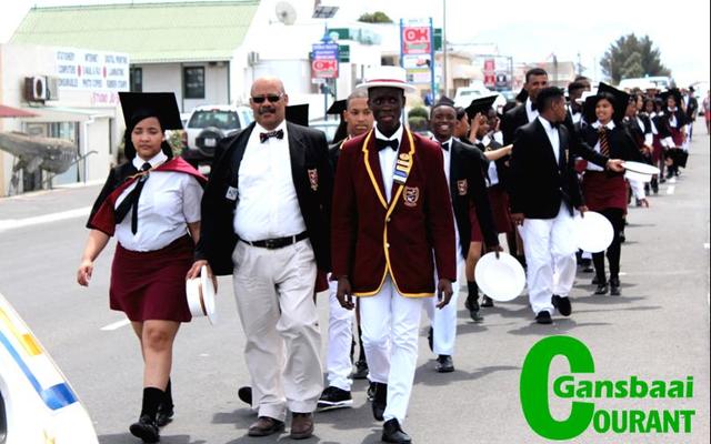Die matrikulante van Gansbaai Academia het die â€œVryheid van die Dorpâ€ geniet tydens hul laaste skooldag.Â  Hier neem die hoofmeisie, Sonja-Lee Spandiel en hoofseun, Analo Yawe vir oulaas hul leiersposisies in, met die skoolhoof, mnr Tommie Wilson trots in die middel.Â  Die matrikulante het met hul laaste eksamen begin voordat hulle die grootmenswÃªreld betree. Ons beste wense vergesel hulle.