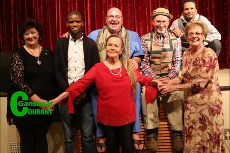  Hier saam met Vrydagaand se beoordelaars staan Annelie Botha (sangafrigter), Siyabonga Vonco (beoordelaar), Lynette van Wyk (dansinstrukteur), agter haar â€“ Marjaan van Tonder (komponis) en die ander beoordelaars: Niki Daly, Nicolette Botha-Guthrie en agter, Sandy Gertse.