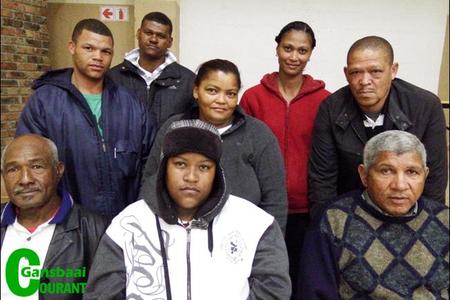 Die  verkose Komitee van die nuutgestigde Blompark Inwonersvereniging. Voor vlnr George Brett (sekretaris), AdelÃ© Hart (tesourier) en Mick Dunston (voorsitter). Agter vlnr Sol Tallies, Gear Damon, Clara Baardman, Mara Moses en Nolen Beukes (visie-voorsitter).