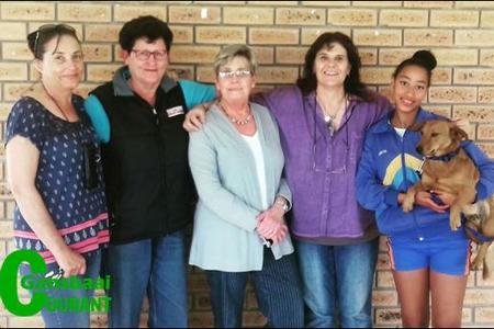 Regs is Nikita Salo, BARC se eerste aspirant hondehanteerder met haar hondjie, Ballas, saam met vlnr TheresÃ© de Wet, dr Louise Botha, Annalie Jonker en Sheryll Steyn.