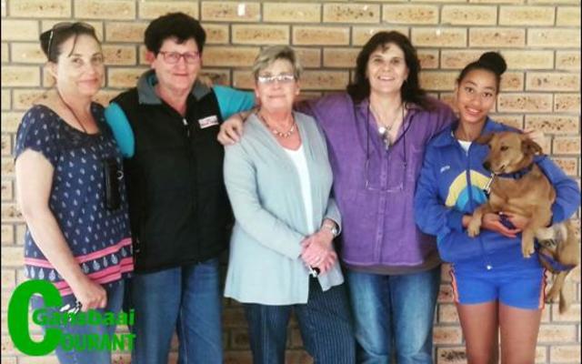 Regs is Nikita Salo, BARC se eerste aspirant hondehanteerder met haar hondjie, Ballas, saam met vlnr TheresÃ© de Wet, dr Louise Botha, Annalie Jonker en Sheryll Steyn.
