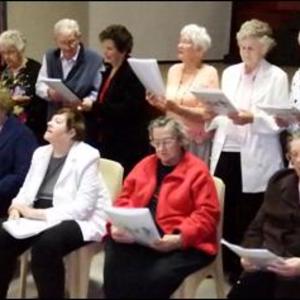 Die groot groep inwoners wat besluit het om tydens HaS se funksie self koorsang te lewer as blyk van waardering teenoor donateurs en vrywillige werkers.