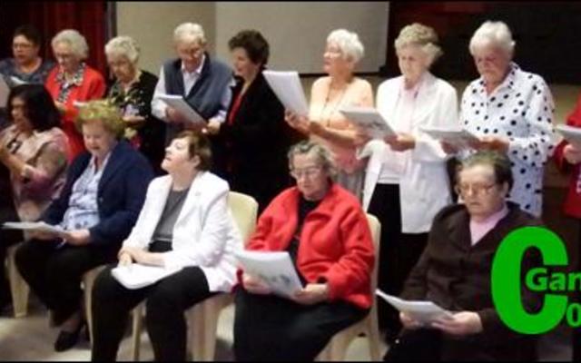 Die groot groep inwoners wat besluit het om tydens HaS se funksie self koorsang te lewer as blyk van waardering teenoor donateurs en vrywillige werkers.