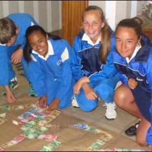 Van Laerskool Gansbaai se leerders is trots besig om note op die 110 jaar tekening tydens â€˜n nootlegging ten bate van Calvin Olivier uit te pak. Vlnr is AJ Bosch, Casey Foster, Monique Hugo en JoanÃ© Cohn. 