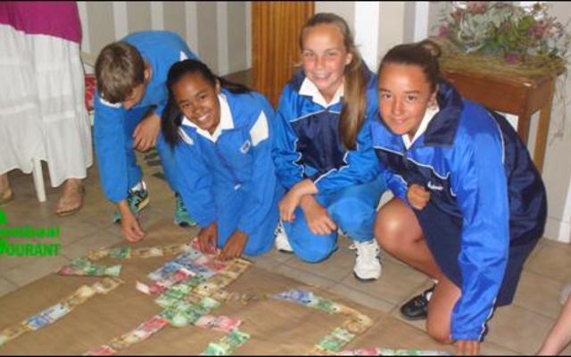 Van Laerskool Gansbaai se leerders is trots besig om note op die 110 jaar tekening tydens â€˜n nootlegging ten bate van Calvin Olivier uit te pak. Vlnr is AJ Bosch, Casey Foster, Monique Hugo en JoanÃ© Cohn. 