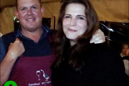 Na afloop van â€˜n aanbieding oor Laibach Wyne se organiese wyne, het wynmaker Francois van Zyl â€˜n Gansbaai Wynproegilde voorskoot as blyk van waardering ontvang. Hier staan hy  met sy eggenote, Marietjie.