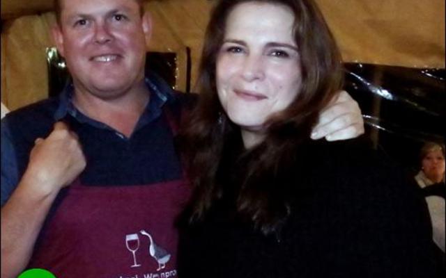 Na afloop van â€˜n aanbieding oor Laibach Wyne se organiese wyne, het wynmaker Francois van Zyl â€˜n Gansbaai Wynproegilde voorskoot as blyk van waardering ontvang. Hier staan hy  met sy eggenote, Marietjie.