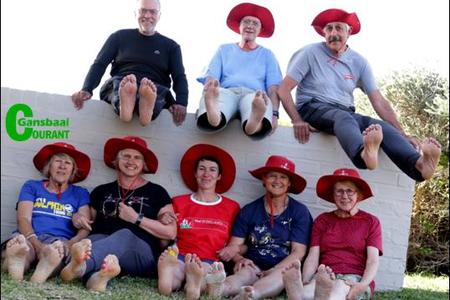 Die rooi hoede, geÃ¯nspireer deur die Agulhas ligtoring se lig, wat aan-sluit by die groep wat hul tog in die â€œLigâ€ van die Here se genade en goedheid  aangepak het, het die eenheid geaksentueer van die Strauss-Pelgrims.  Hul voete was Donderdagmiddag seer en moeg, maar die spangees was lig en bemoedigend.  Agter van links: Michiel Strauss (oud-predikant), Pieter Mans (ingenieur) en Jan van Heerden (afgetrede ministeriÃ«le sekretaris).  Voor: Julia Viljoen (oud-redakteur Huisgenoot), Pauli Geldenhuis (sielkundige), Liezelde Vos (apteker), Dalene van Zyl (uitgetrede boekhouer) en Maryth Meise (uitgetrede bibliotekaris, oudste stapper en het die Spaanse Camino al â€˜n paar keer bewandel). Die groepe wou nie graag hul beroepe noem nie, maar hul onderskeie vakkwaliteite het bygedra tot â€˜n lewenservaring wat spreek van welwillendheid, bemoediging en gemeensaamheid.