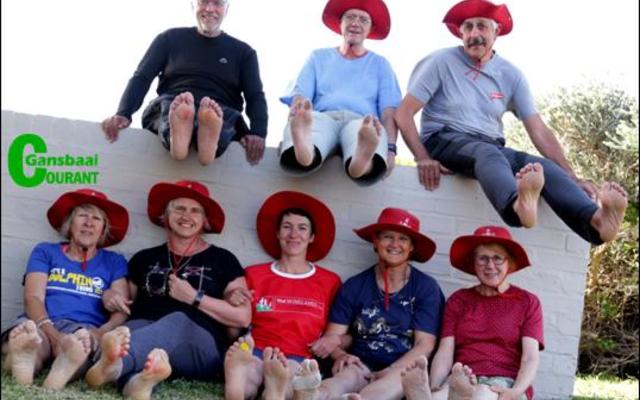Die rooi hoede, geÃ¯nspireer deur die Agulhas ligtoring se lig, wat aan-sluit by die groep wat hul tog in die â€œLigâ€ van die Here se genade en goedheid  aangepak het, het die eenheid geaksentueer van die Strauss-Pelgrims.  Hul voete was Donderdagmiddag seer en moeg, maar die spangees was lig en bemoedigend.  Agter van links: Michiel Strauss (oud-predikant), Pieter Mans (ingenieur) en Jan van Heerden (afgetrede ministeriÃ«le sekretaris).  Voor: Julia Viljoen (oud-redakteur Huisgenoot), Pauli Geldenhuis (sielkundige), Liezelde Vos (apteker), Dalene van Zyl (uitgetrede boekhouer) en Maryth Meise (uitgetrede bibliotekaris, oudste stapper en het die Spaanse Camino al â€˜n paar keer bewandel). Die groepe wou nie graag hul beroepe noem nie, maar hul onderskeie vakkwaliteite het bygedra tot â€˜n lewenservaring wat spreek van welwillendheid, bemoediging en gemeensaamheid.