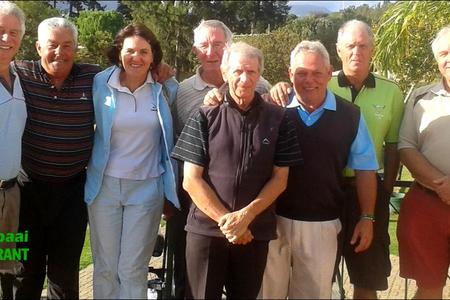Die Gansbaai-span het goed gespeel tydens die sopnat Theewaterskloof Interklub Kompetisie. Die span vlnr: Malcolm Bury, Paul Raad, Gina Esterhuizen, Leon Lombard, Johan Coetzee, Jacques Nell, Charlie Bent en Johann Kruger.