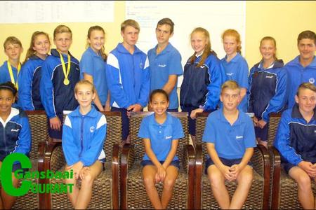 Laerskool Gansbaai se bestes op die atletiekbaan: Voor vlnr Nadia Jantjies, Karli-Mari Geldenhuys, Daniel Hanekom en Adrian Hage. Agter vlnr AJ Bosch, Nadine Groenewald, George Groenewald, Anrie van Niekerk, Dehan Botha, Jurie-Johann Groenewald, Kyra van Niekerk, Nadia Pieterse, Caitlyn Otto en Charl Eksteen.