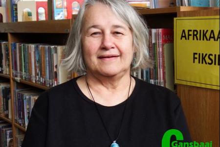 Zelda Fourie, die vriendelike gesig agter Gansbaai Biblioteek se toonbank, wat die tuig nÃ¡ twee en veertig jaar neerlÃª.