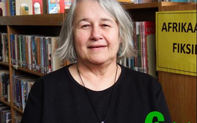 Zelda Fourie, die vriendelike gesig agter Gansbaai Biblioteek se toonbank, wat die tuig nÃ¡ twee en veertig jaar neerlÃª.