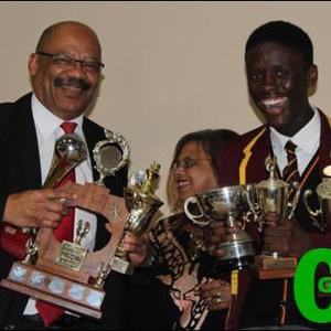 Gansbaai Academia  se hoofseun,  Analo  Yawa  is  ook  tydens  die afgelope prysuitdelingsfunksie as die skool se Dux-leerder vir 2016 aangewys. â€œEk moes hom help dra aan al die trofeÃ« wat hy ontvang het,â€ vertel mnr Tommy Wilson, die skoolhoof.  Analo  het  geleentheid  ontvang  om    volgende jaar  medies  aan  die  Universiteit  van die Vrystaat te gaan studeer.