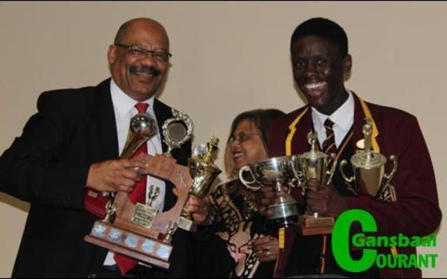 Gansbaai Academia  se hoofseun,  Analo  Yawa  is  ook  tydens  die afgelope prysuitdelingsfunksie as die skool se Dux-leerder vir 2016 aangewys. â€œEk moes hom help dra aan al die trofeÃ« wat hy ontvang het,â€ vertel mnr Tommy Wilson, die skoolhoof.  Analo  het  geleentheid  ontvang  om    volgende jaar  medies  aan  die  Universiteit  van die Vrystaat te gaan studeer.