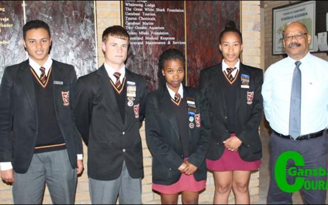 Gansbaai Academia se Hoofleiers vir 2017  is van links Liewellyn Davids (onder-hoofseun), Jacques Prins (hoofseun), Khaya Xalisile (hoofdogter), Amy Wolhuter (onder-hoofdogter) en mnr Tommy Wilson (skoolhoof).