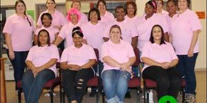 Die damespersoneel van Gansbaai Academia het â€˜n â€œPienk Dagâ€ vir kanker gerÃ«el, nadat die manspersoneel verlede week hul hare afgeskeer het.  Voor vlnr: Tanya Bastian, Carllinn Jansen, Leandri Roelofse en Carien Fortuin.  Middel vlnr: Erin Fourie, Mona Matthews, Charmaine Visser, Mavis John, Patricia Zalie en Anneri Harding-Male. Agter vlnr: Annika Rossouw, Rialet Groenewald, Hanet van Deventer, Marie Fourie, Julia Wilson, Annamarie Buys en Busiswa Nojozi.