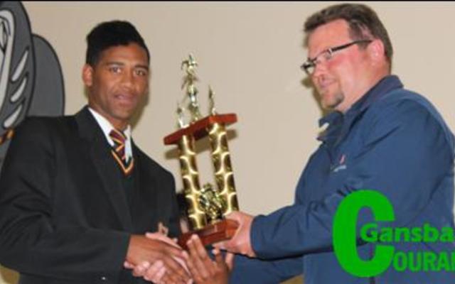 Gansbaai Academia se Victor Ludorm vir 2016 is Geortin Wildschut  en hier ontvang hy sy trofee van Stephen Ashlin.