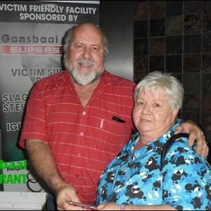 Rina Nouwers van Buffeljags het â€˜n hele R1 000 losgeslaan in Gansbaai Superspar se This is My South Africa kompetisie.  Hier ontvang sy haar prys van Jan Fourie.