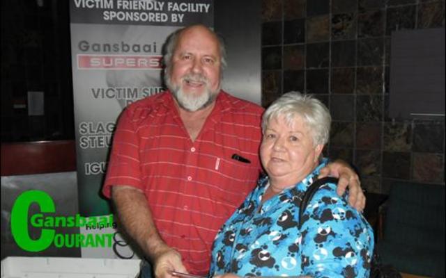 Rina Nouwers van Buffeljags het â€˜n hele R1 000 losgeslaan in Gansbaai Superspar se This is My South Africa kompetisie.  Hier ontvang sy haar prys van Jan Fourie.