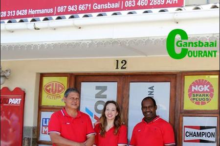 Die eienaar-egpaar van Autopart, AndrÃ© en Sanet Els,  staan hier saam met die Gansbaai-takbestuurder, Bernard Cornelius.