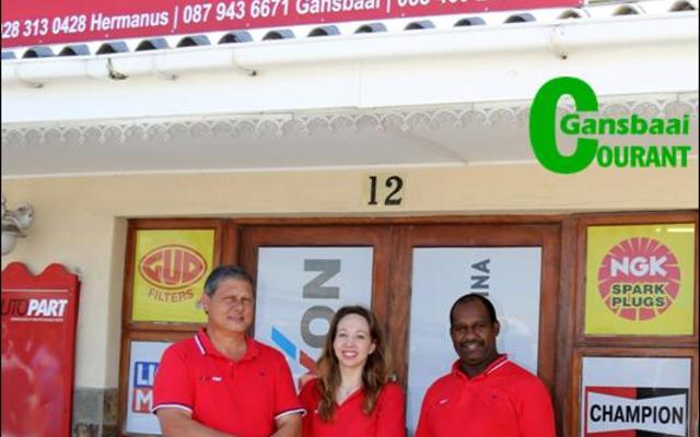 Die eienaar-egpaar van Autopart, AndrÃ© en Sanet Els,  staan hier saam met die Gansbaai-takbestuurder, Bernard Cornelius.