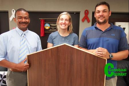 Van links staan Tommy Volkwyn (skoolhoof), Melissa Doyle (onderwyser) en AndrÃ© Hage.