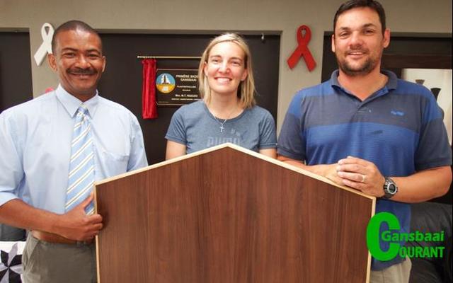 Van links staan Tommy Volkwyn (skoolhoof), Melissa Doyle (onderwyser) en AndrÃ© Hage.