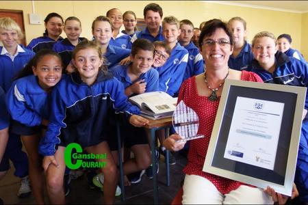 Marlene Koekemoer van Laerskool Gansbaai, wat as opvolger in die kategorie Uitnemendheid in Laerskool Onderrrig in die Wes-Kaap aangewys is.  Hier  sit  sy voor haar opgewonde klas wat dink hulle Juffrou is â€œcoolâ€.