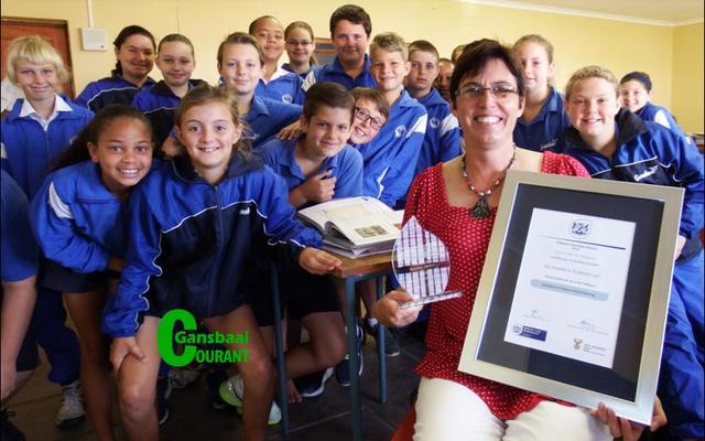 Marlene Koekemoer van Laerskool Gansbaai, wat as opvolger in die kategorie Uitnemendheid in Laerskool Onderrrig in die Wes-Kaap aangewys is.  Hier  sit  sy voor haar opgewonde klas wat dink hulle Juffrou is â€œcoolâ€.