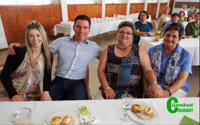 Die sangpaar, Riana en Johan Prins wat die NG Vrouediens met hul sang verras het, sit hier saam met die twee gasvrouens, Marianna Janse van Rensburg en Dalena Wessels van die Kleinbaaistreek.
