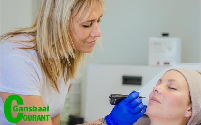 Adrie Nigrini van The Beauty Spot het â€˜n geoefende hand met die skoonheidsnaald.