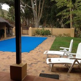 Swaynehuis pool and patio