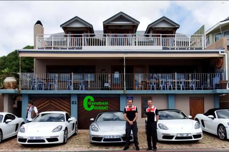 Mooi natuur â€“ mooi motors! Porsche SA se Hoofuitvoerende Beampte, Toby Venter (links), staan hier saam met Christo Kruger, mediabeampte van diÃ© luukse motorgroep, tydens hul jaarlikse besoek aan De Kelders.