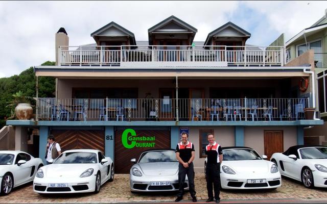 Mooi natuur â€“ mooi motors! Porsche SA se Hoofuitvoerende Beampte, Toby Venter (links), staan hier saam met Christo Kruger, mediabeampte van diÃ© luukse motorgroep, tydens hul jaarlikse besoek aan De Kelders.