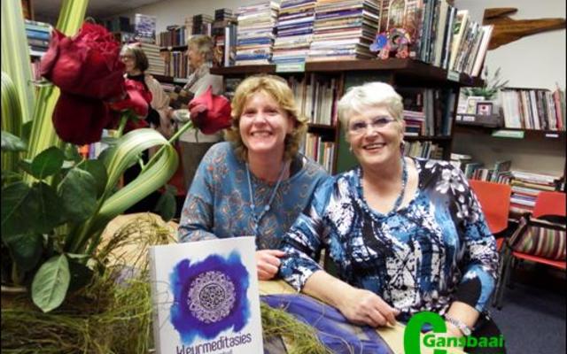 Dr Lisel Joubert (links) tydens die bekendstelling van haar boek â€œKleurmeditasies vir Kerstydâ€, die laaste in â€˜n reeks van vier,  saam met Nicolette Bosch van Gansbaai Book Exchange.